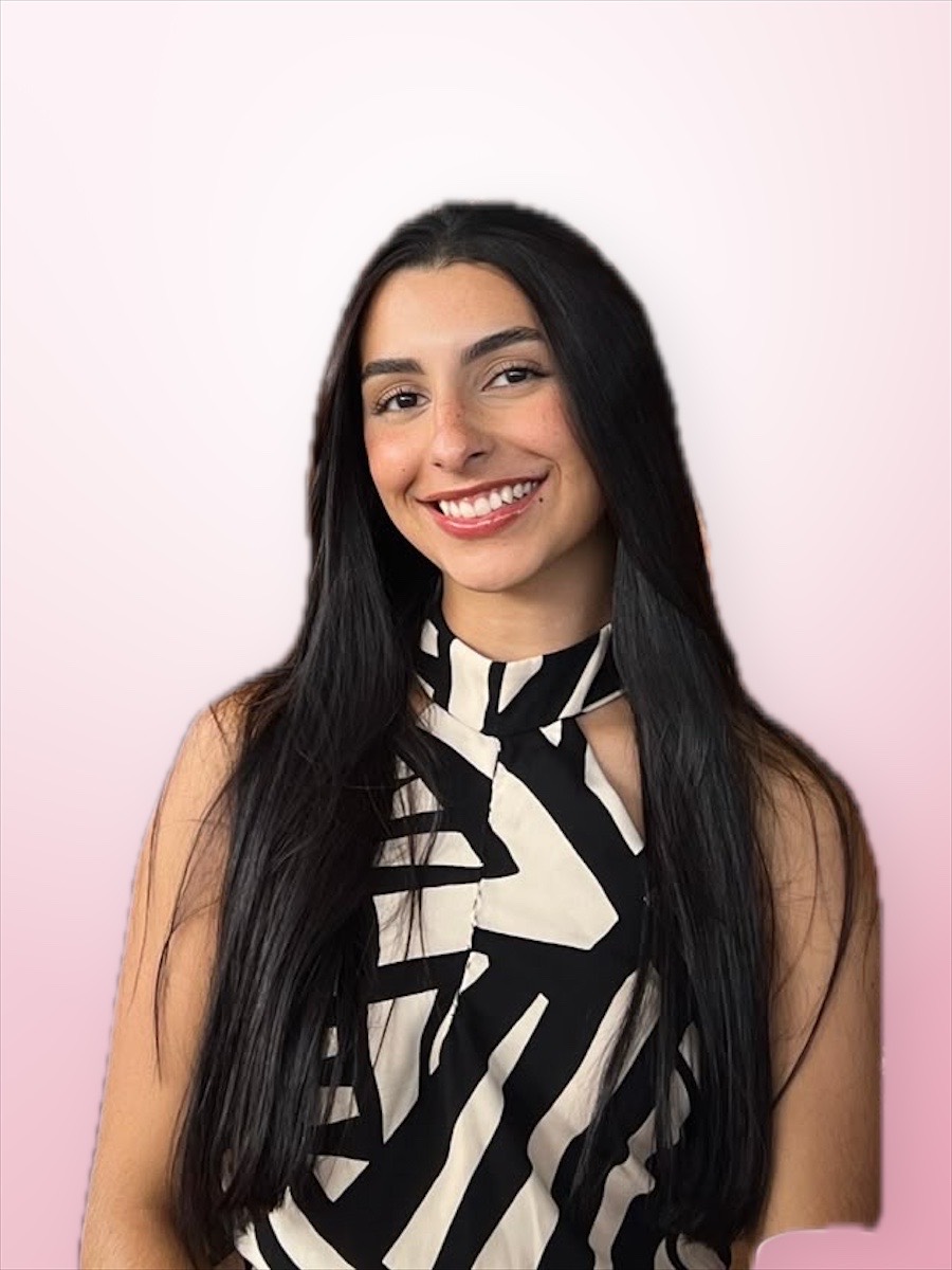 Nicole Alves, designer de sobrancelhas e manicure, sorrindo